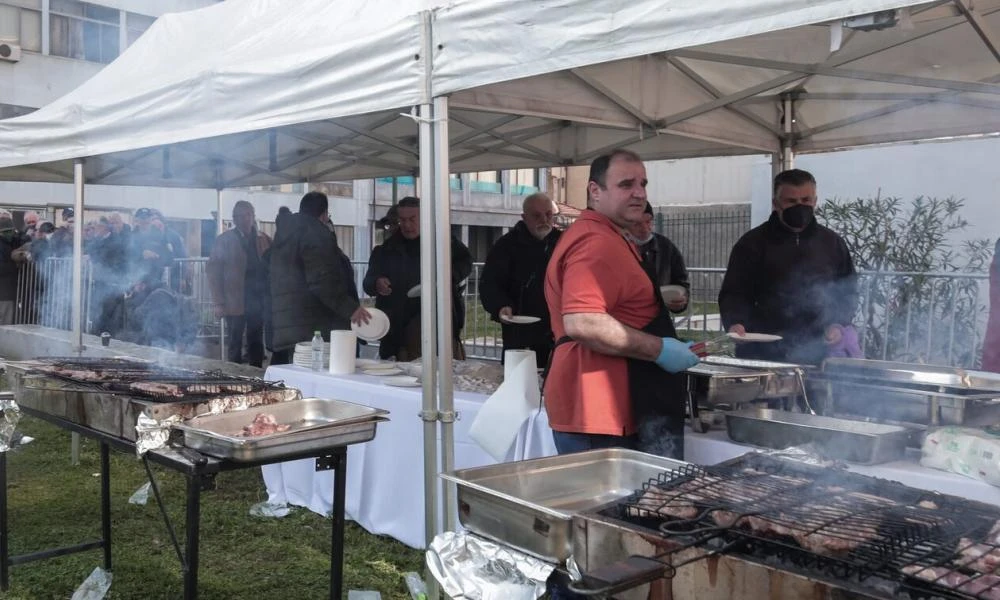 Τσικνοπέμπτη: Σε αυτές τις περιοχές να βάλουν μουσαμά μην μουσκέψουν τα κάρβουνα